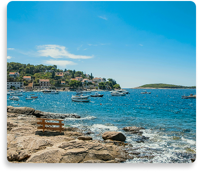 Paisagem com mar e barcos